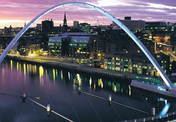 Gateshead Millennium Bridge HERO Graeme Peacock Resized DC